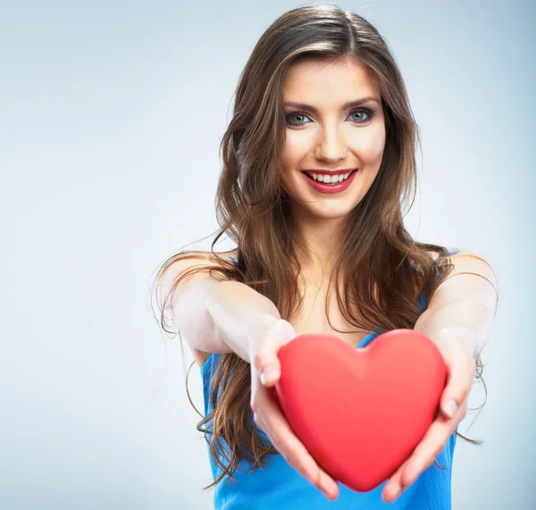 kadın holding kırmızı kalp