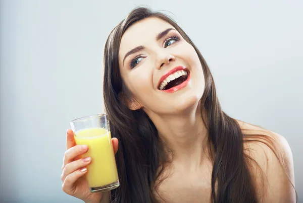 Retrato de mulher bebendo suco — Fotografia de Stock