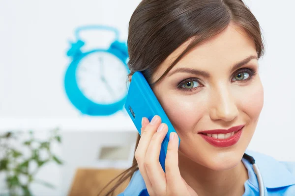 Glimlachende zakenvrouw op telefoon op kantoor. Close-up van vrouwelijke poort — Stockfoto