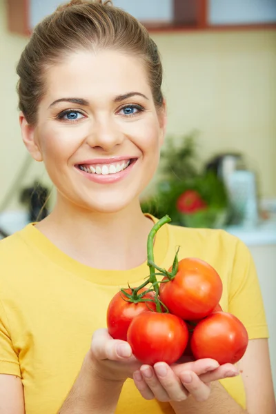 Mulher com tomate — Fotografia de Stock