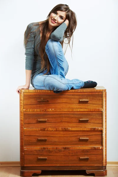Ung kvinna med kläder hemma — Stockfoto