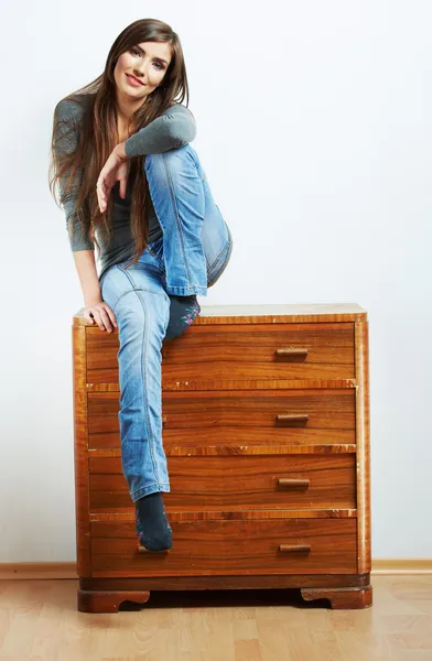 Jeune femme avec des vêtements à la maison — Photo