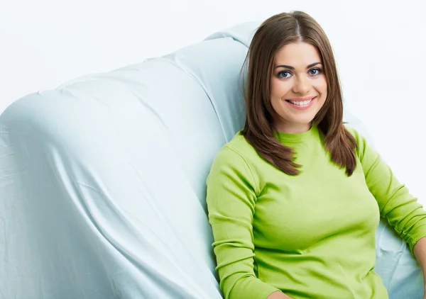 Frau sitzt auf Sofa — Stockfoto