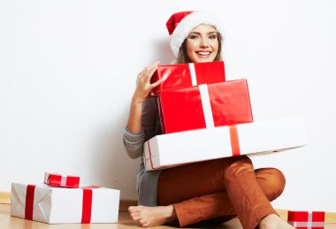 Noel Baba şapkalı kadın.