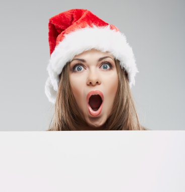 Noel Baba şapkası ile boş bayrak kadında