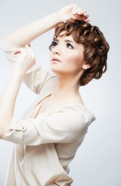 kaldırdı elleriyle kadın portresi