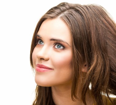 Genç bir kadının yakın portresi.