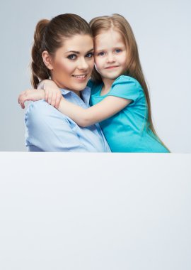Anne ve kızının portresi.