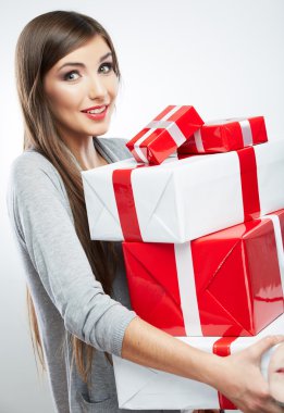 Hediye kutuları tutan kadın.