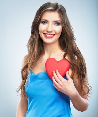 Kırmızı kalpli genç kadın