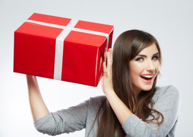 hediye kutusu tutan kadın portresi