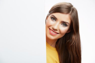 Boş bayrak tutan kadın