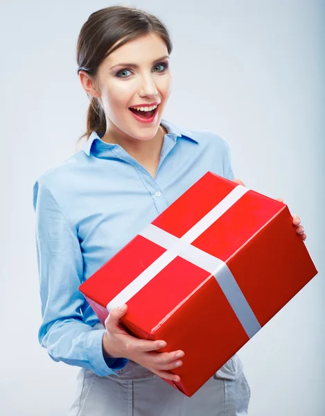 Affärskvinna som innehar presentförpackning — Stockfoto