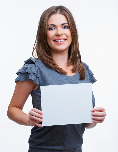 Dospívající dívka drží bílý prázdný papír. — Stock fotografie
