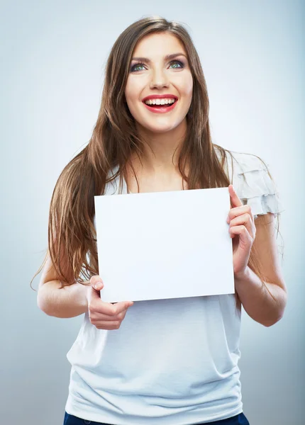 Vrouw bedrijf blanco papier — Stockfoto