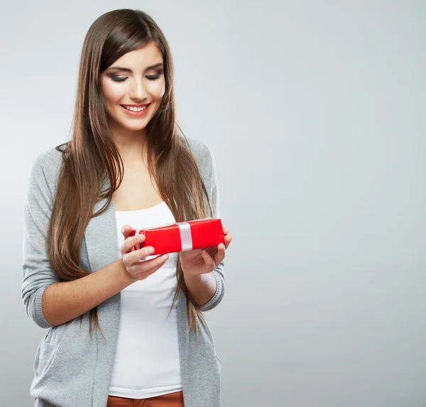 Retrato de mujer sosteniendo caja de regalo — Foto de Stock