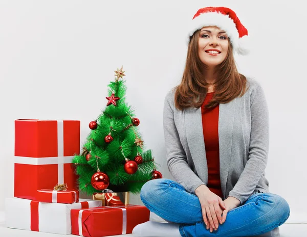 Femme heureuse dans le chapeau de Père Noël — Photo