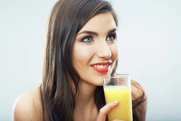 Mulher segurando vidro com suco de laranja — Fotografia de Stock