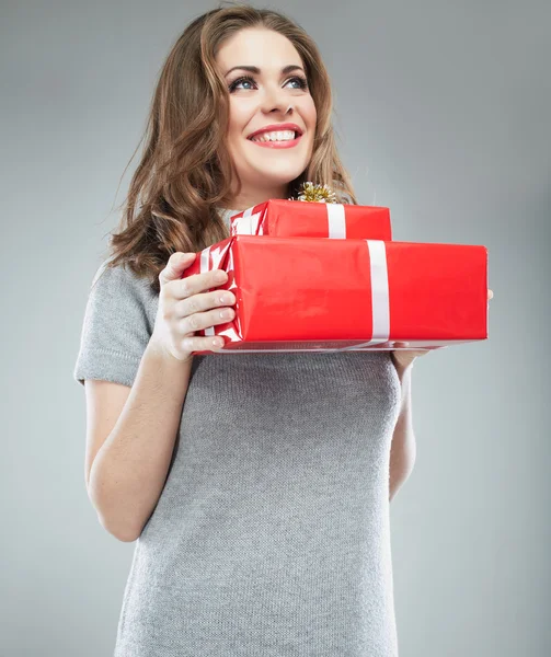 Γυναίκα που κρατά το κιβώτιο δώρων — Φωτογραφία Αρχείου