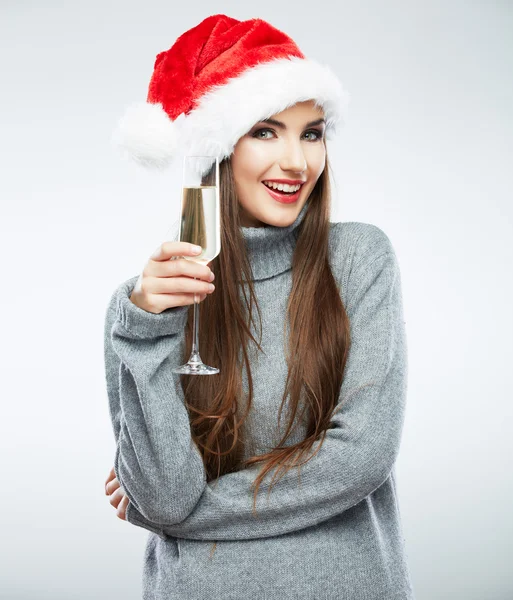 Frau mit Weihnachtsmannhut hält Glas Champagner in der Hand — Stockfoto