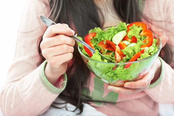 Donna che mangia insalata — Foto Stock