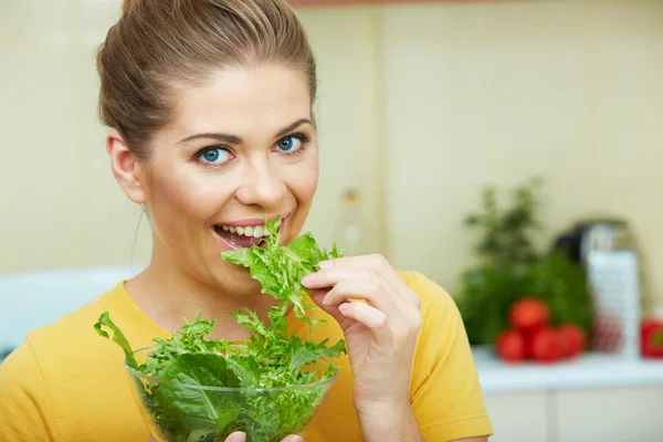 Vrouw die salade eet — Stockfoto