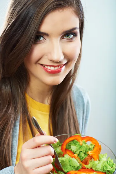 Mulher comendo salada — Fotografia de Stock