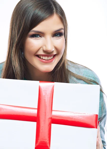 Close-up van portret van vrouw met doos van de gift — Stockfoto