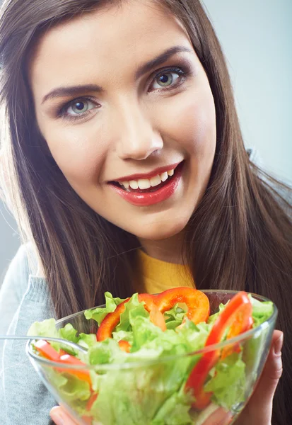 Kvinna med sallad — Stockfoto