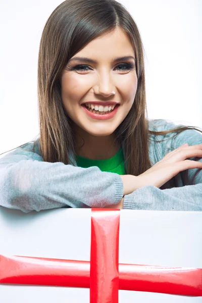 Close-up van portret van vrouw met doos van de gift — Stockfoto