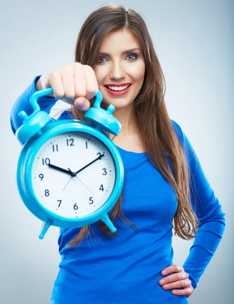 Mujer sosteniendo reloj —  Fotos de Stock