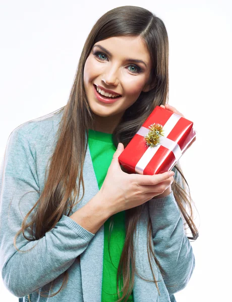 Retrato de mujer sosteniendo caja de regalo — Foto de Stock