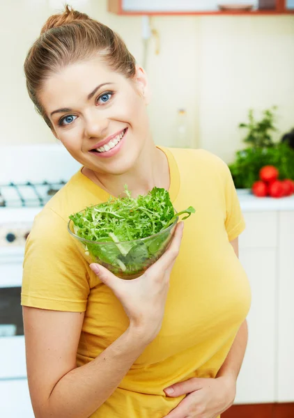 Vrouw en salade — Stockfoto