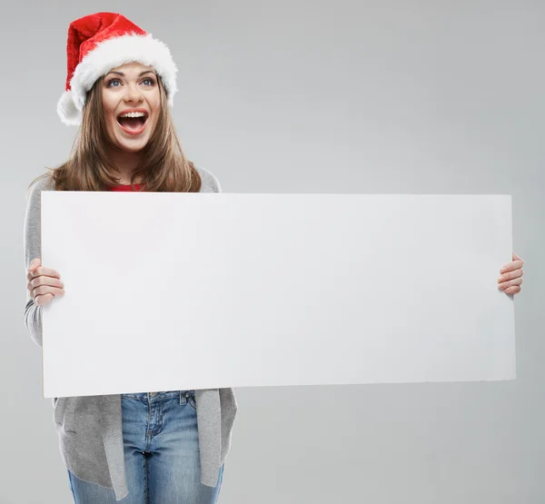 Frau mit Weihnachtsmütze mit leerem Banner — Stockfoto