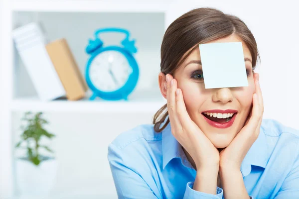 Glimlachende zakenvrouw met blanco papier op hoofd. — Stockfoto