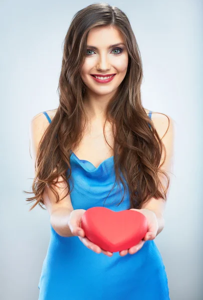 Lachende vrouw met rood hart — Stockfoto