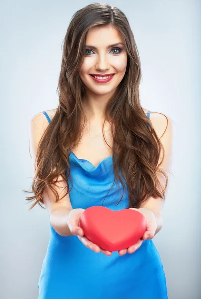 Mujer sonriente sosteniendo el corazón rojo — Foto de Stock