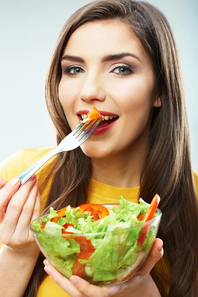 Mujer comiendo ensalada — Foto de Stock