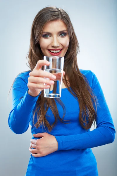 Mulher feliz segurando vidro de água — Fotografia de Stock