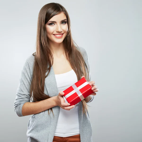 Retrato de mujer sosteniendo caja de regalo — Foto de Stock