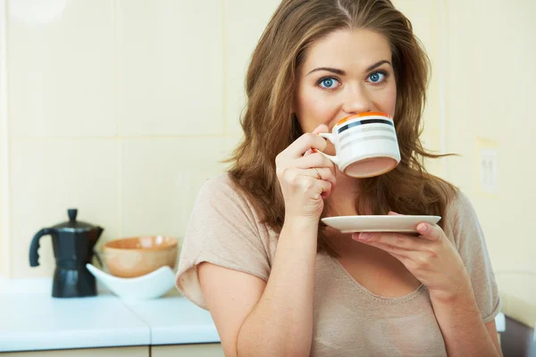 Femme avec tasse — Photo