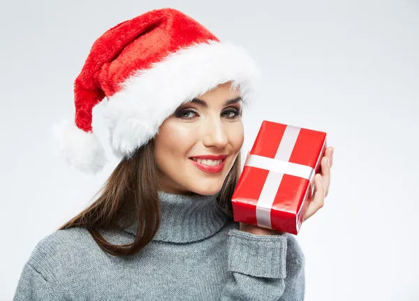 Portrait de femme dans un chapeau de Père Noël tenant des boîtes-cadeaux — Photo