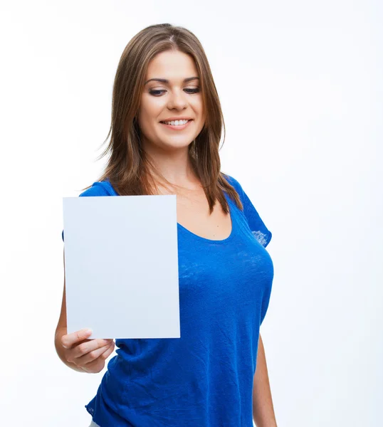 Jovem mulher mostrando tabuleta em branco — Fotografia de Stock