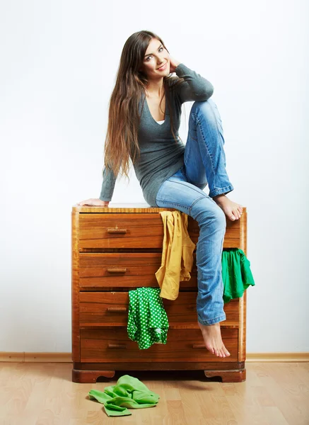 Jonge vrouw met kleren thuis — Stockfoto