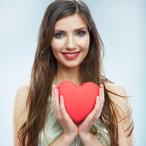 Mulher segurando coração de Valentim — Fotografia de Stock