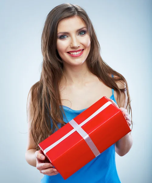 Sorrindo mulher segurando caixa de presente — Fotografia de Stock