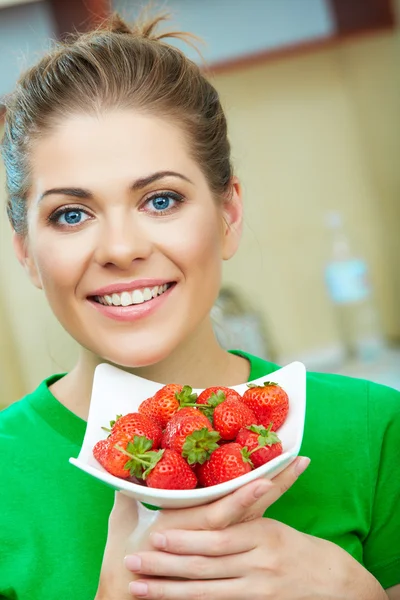 Lächelnde Frau isst Erdbeere — Stockfoto