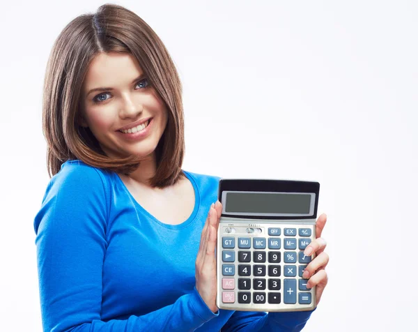 Mujer joven sostiene calculadora digital. Modelo sonriente femenino blanco —  Fotos de Stock