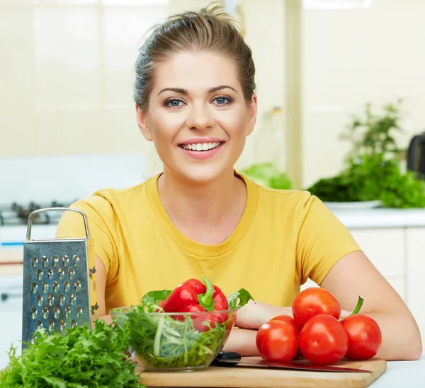 Žena vaření zeleniny — Stock fotografie