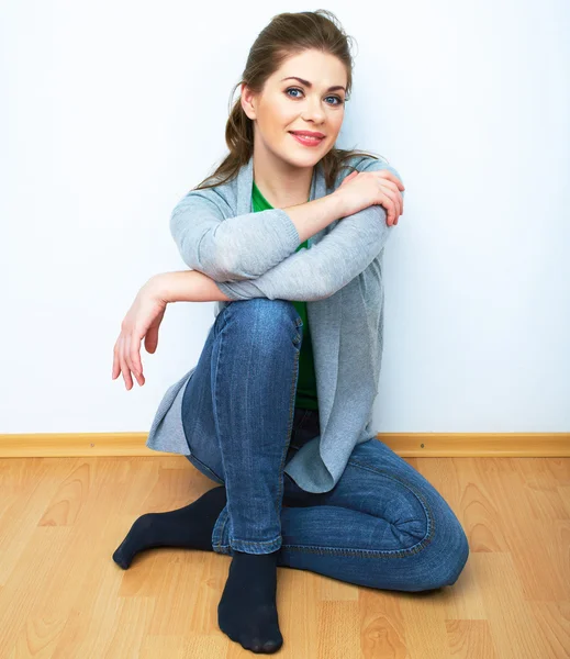 Retrato de mujer sentada en el suelo — Foto de Stock